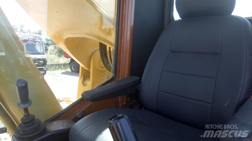 CAT 245 D ME Bandgrävare
