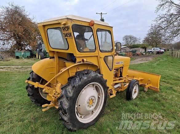 Ford 2000 TRACTOR Entreprenad - Övrigt