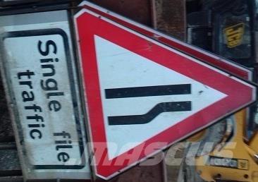  VARIOUS ROAD SIGNS Entreprenad - Övrigt