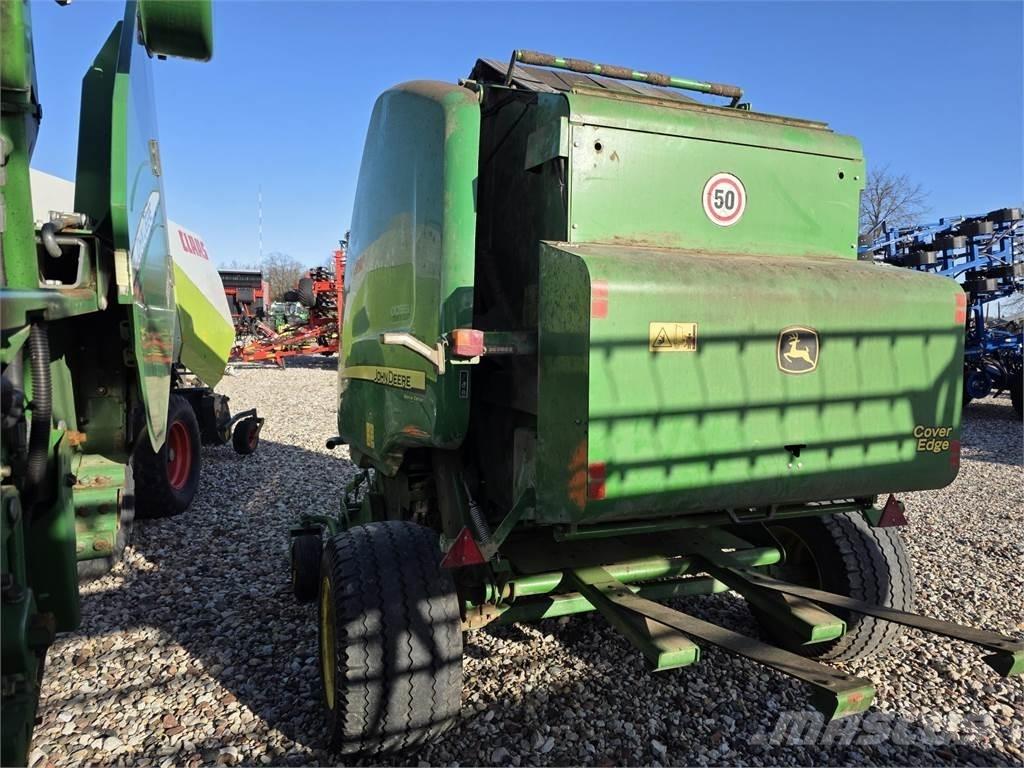 John Deere 854 Rundbalspressar