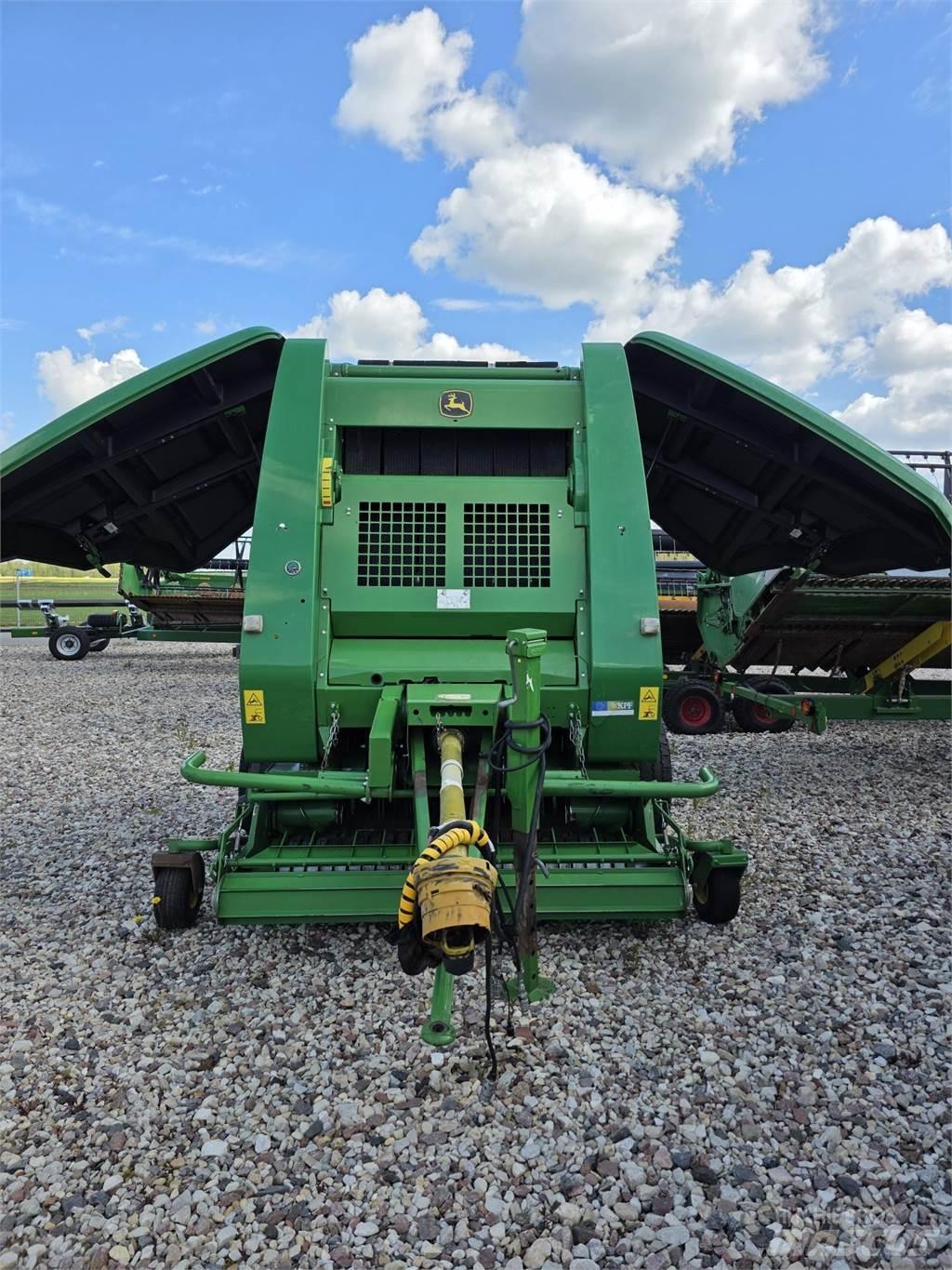 John Deere 854 Rundbalspressar