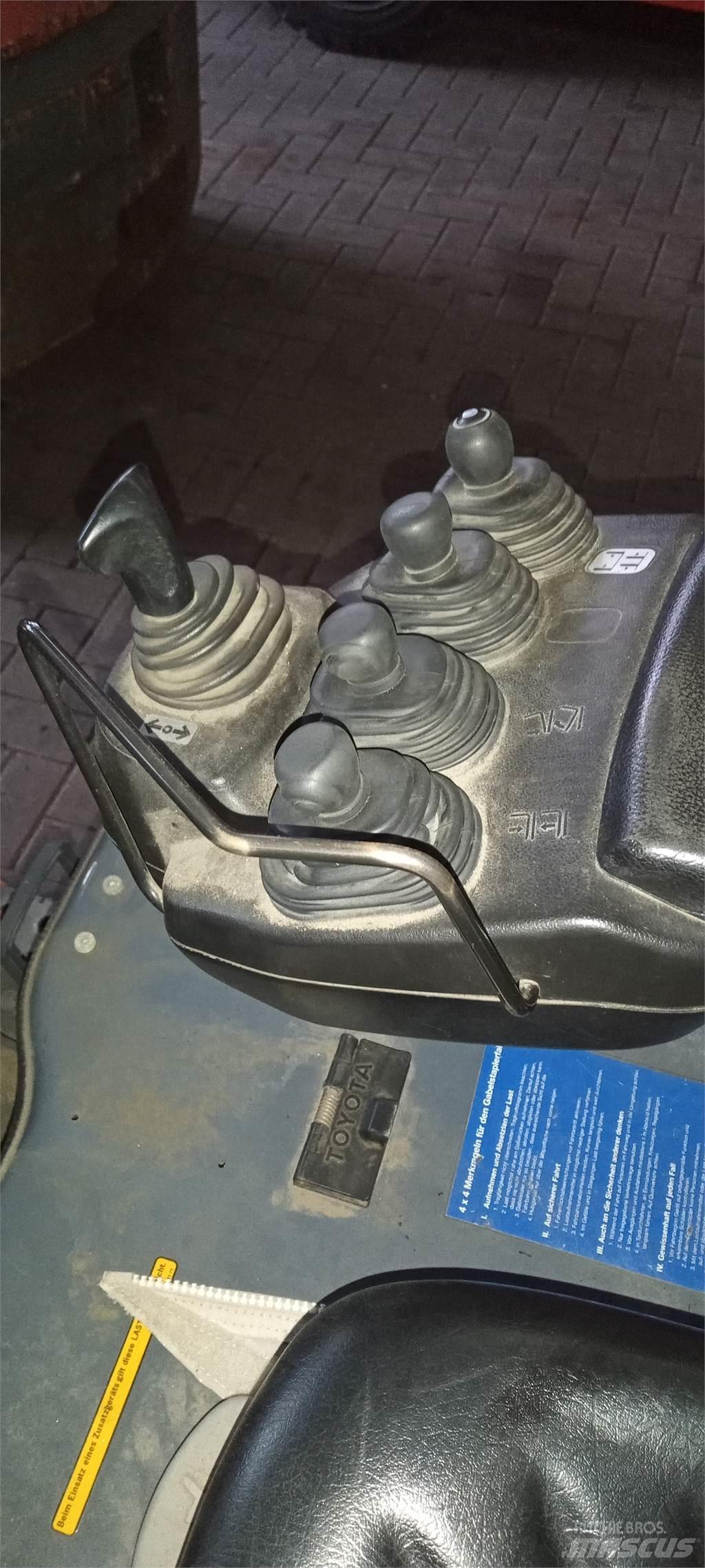 Toyota 8FBEKT18 Elmotviktstruckar