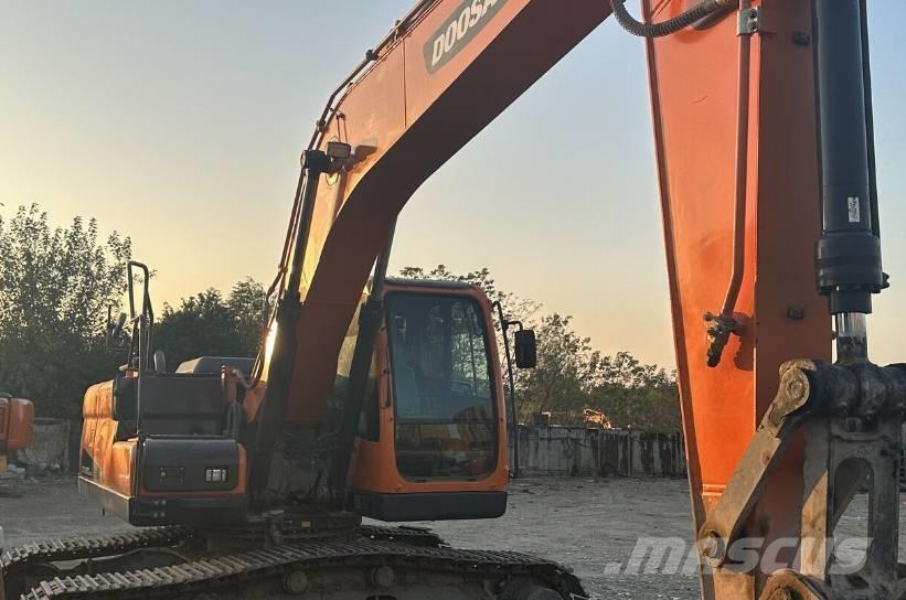 Doosan DX220 Bandgrävare