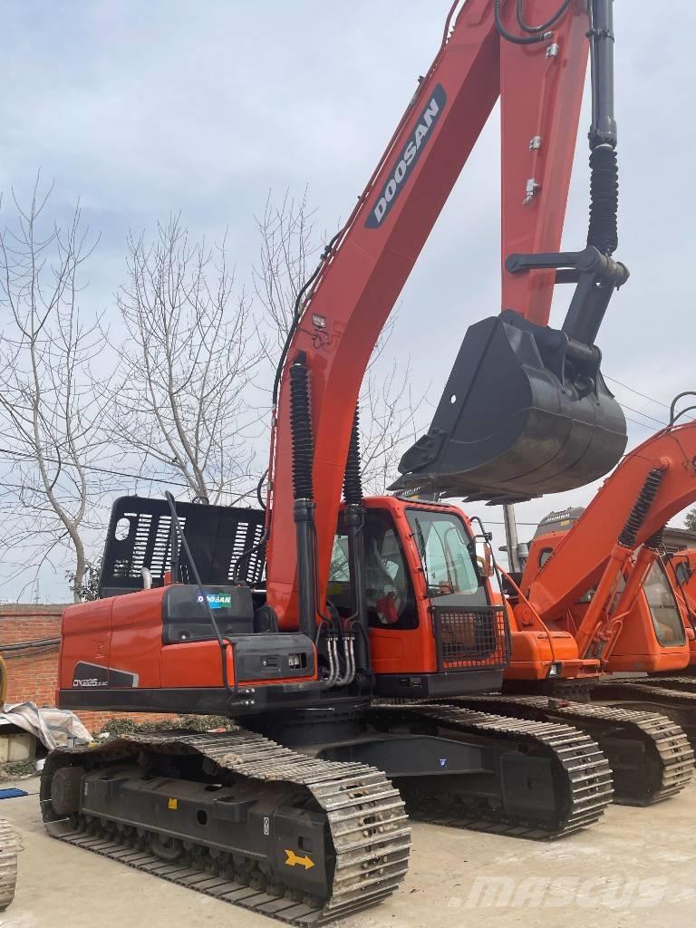 Doosan DX 225 Bandgrävare