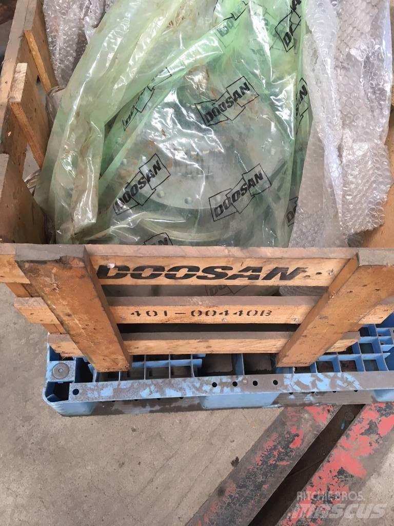 Doosan DX 300 Bandgrävare