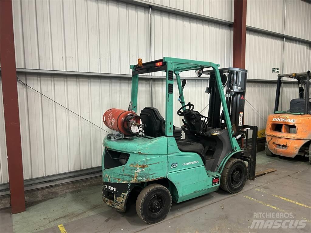 Mitsubishi FG25NT Gasolmotviktstruckar