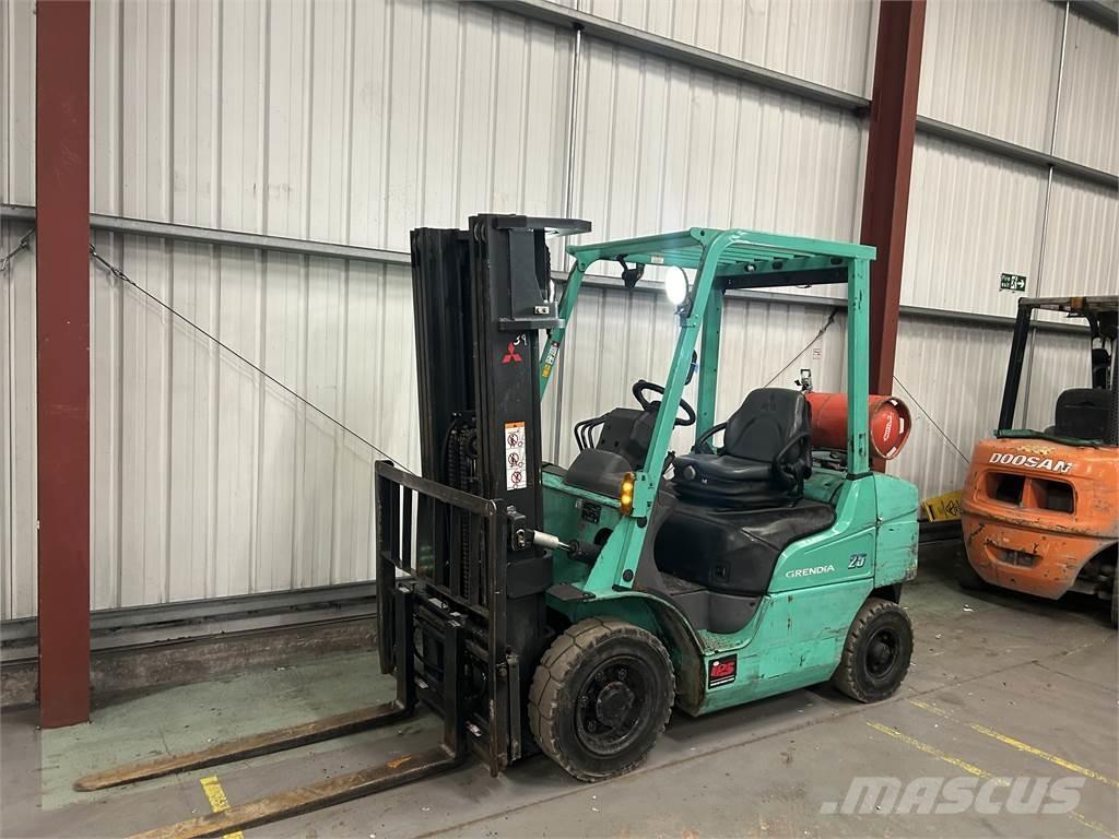Mitsubishi FG25NT Gasolmotviktstruckar