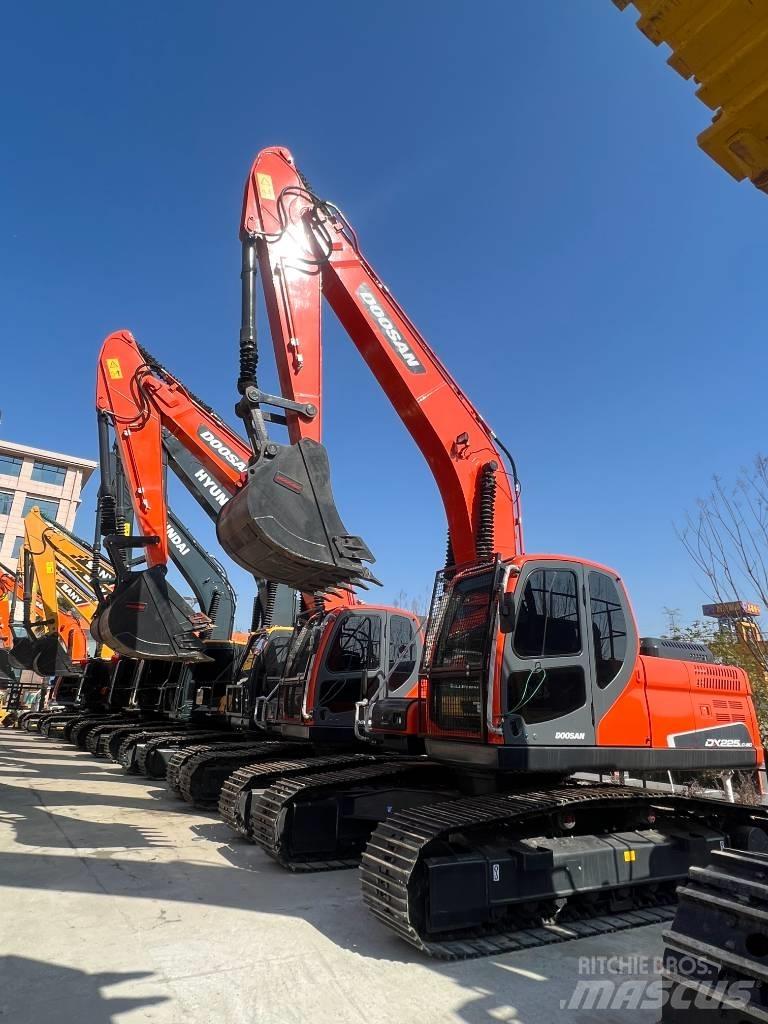 Doosan DX 225 Bandgrävare