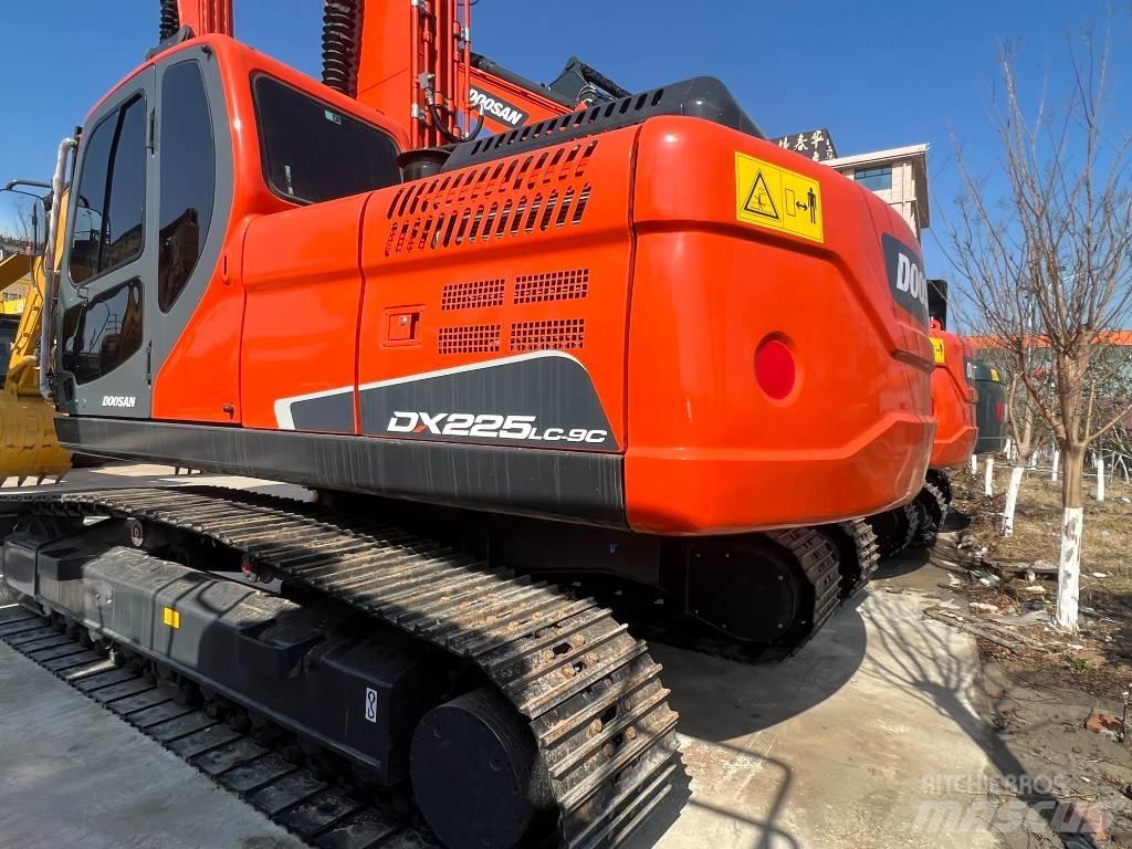 Doosan DX 225 Bandgrävare