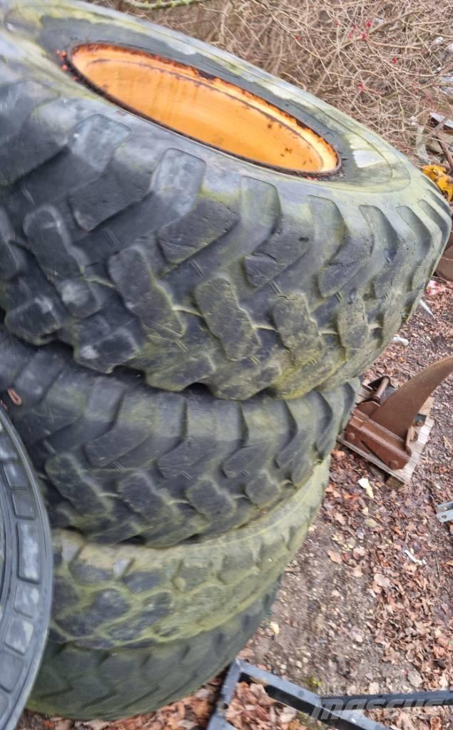  Dæk og fælg Case 721 Hjullastare