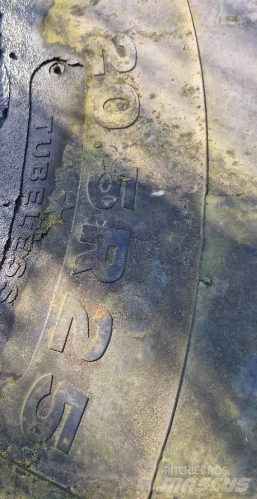  Dæk og fælg Case 721 Hjullastare