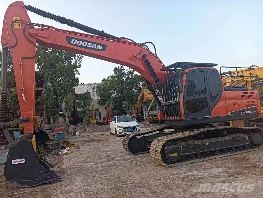 Doosan DX 225 LCA Bandgrävare