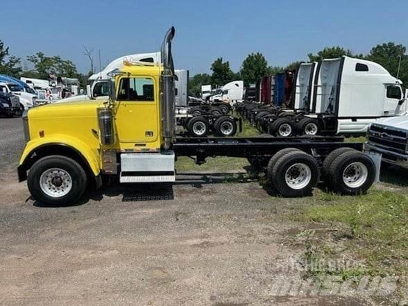 Freightliner FLD120 Chassier
