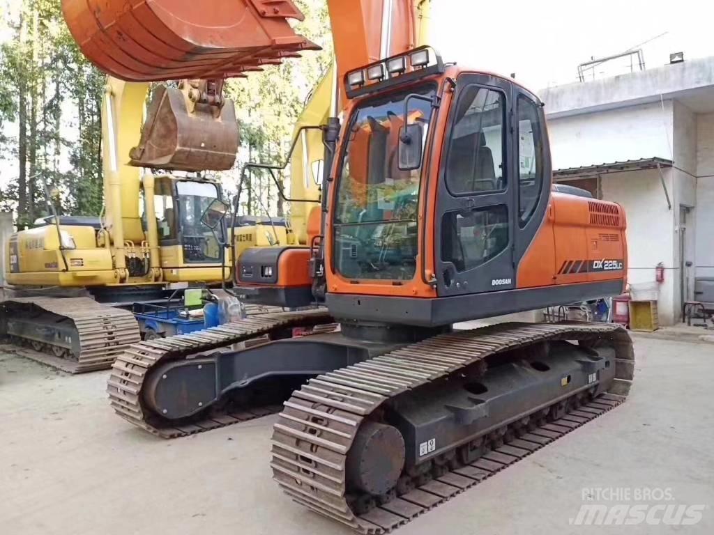 Doosan DX 225 LC Bandgrävare