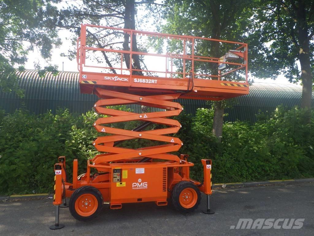 SkyJack SJ6832RT Saxliftar
