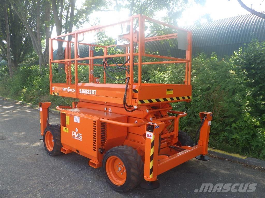 SkyJack SJ6832RT Saxliftar