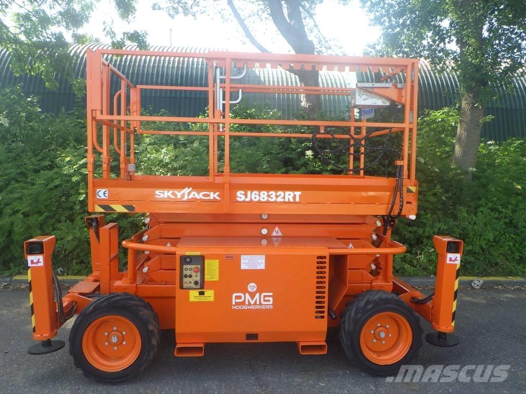 SkyJack SJ6832RT Saxliftar