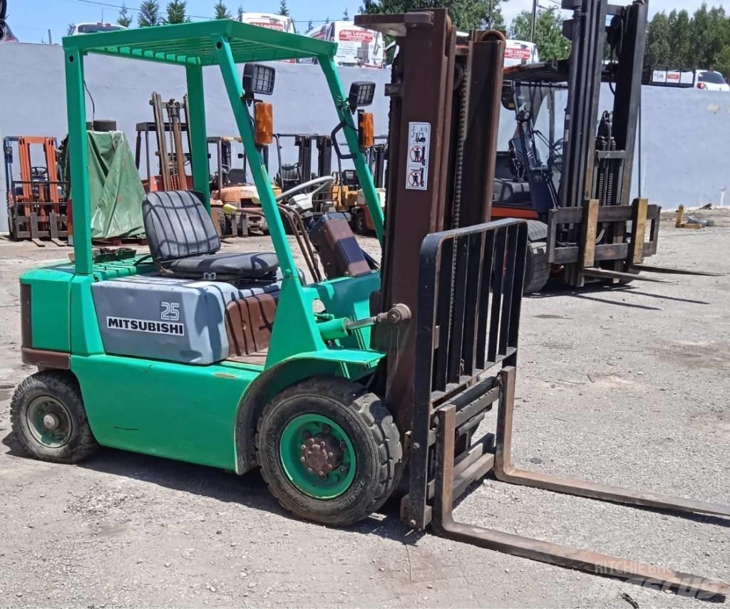 Mitsubishi FG25 Gasolmotviktstruckar