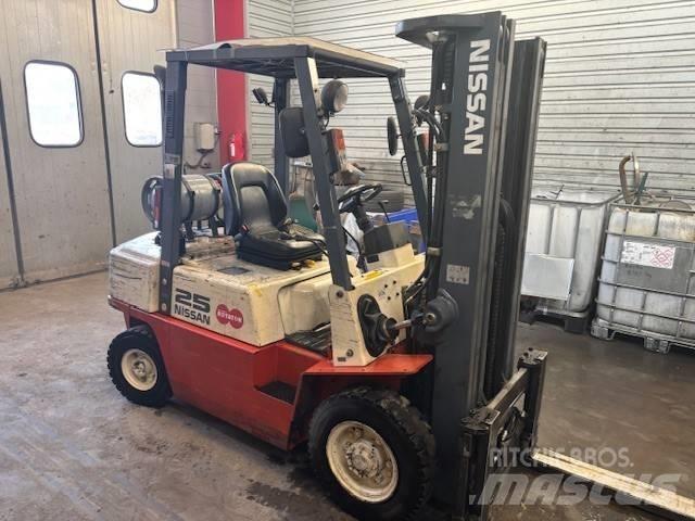 Nissan UJ02 A 25 U Gasolmotviktstruckar
