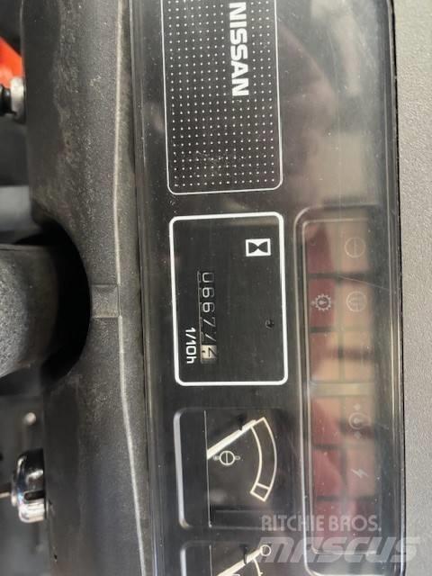 Nissan UJ02 A 25 U Gasolmotviktstruckar