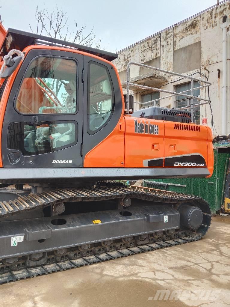 Doosan DX 300 LC Bandgrävare
