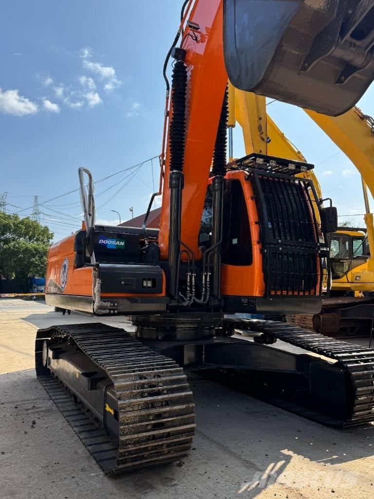 Doosan DX 225 Bandgrävare