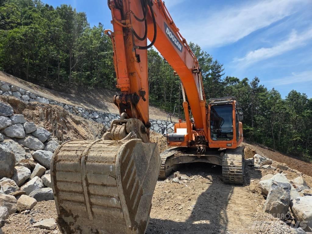 Doosan DX 300 LCA Bandgrävare