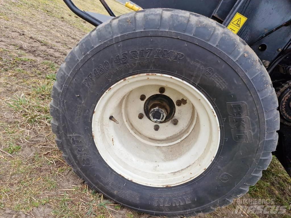 New Holland BR 750 Rundbalspressar