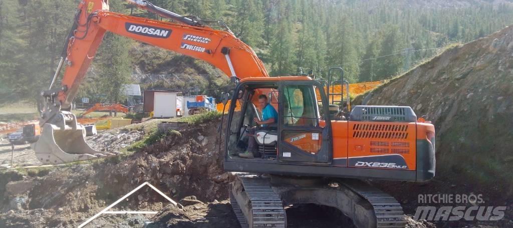 Doosan DX 235 Bandgrävare