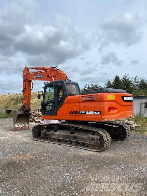 Doosan DX 225 NLC Bandgrävare
