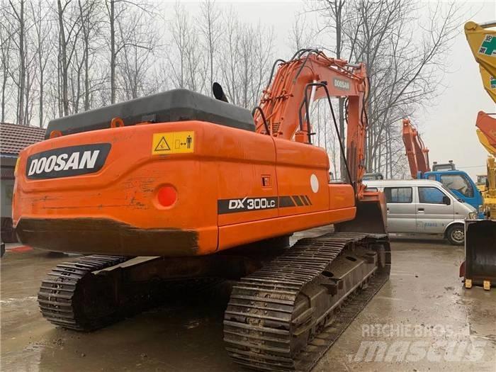 Doosan DX 300 Bandgrävare
