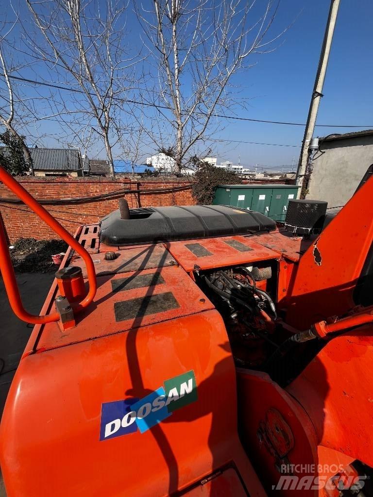 Doosan DH 225 LC-7 Bandgrävare