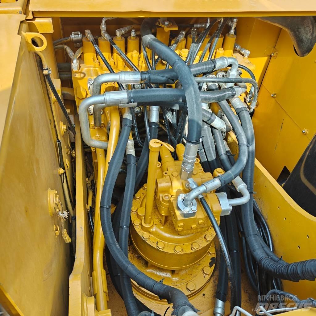 CAT 323 D L Bandgrävare