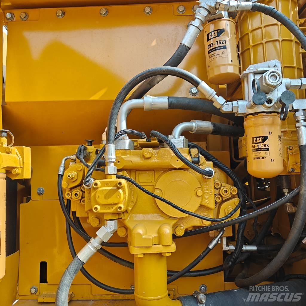 CAT 323 D L Bandgrävare