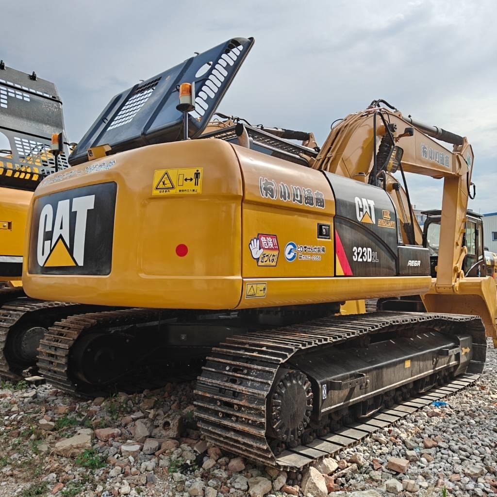CAT 323 D L Bandgrävare