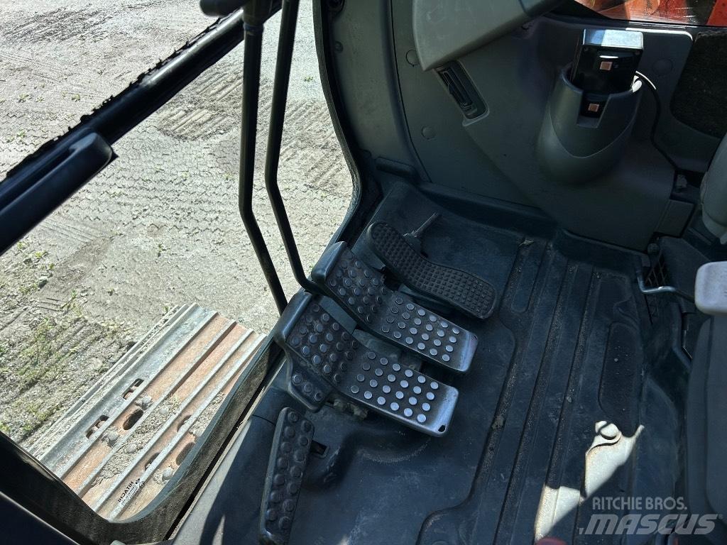 Hitachi ZX 135 US Bandgrävare