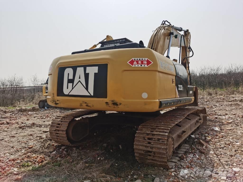 CAT 323 D L Bandgrävare