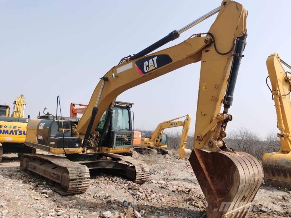 CAT 323 D L Bandgrävare