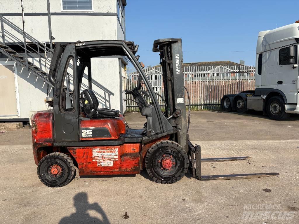 Nissan FD 02 A Dieselmotviktstruckar