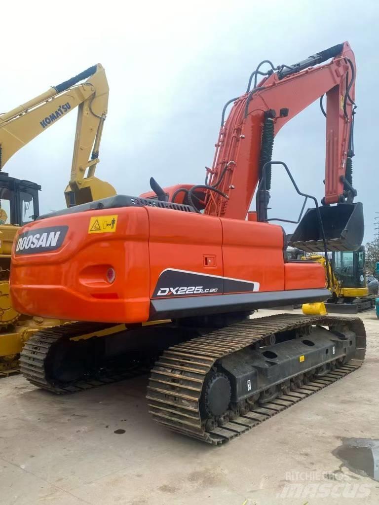 Doosan DX 225 LC Bandgrävare
