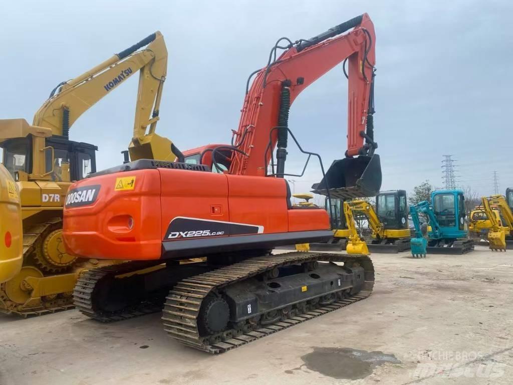 Doosan DX 225 LC Bandgrävare