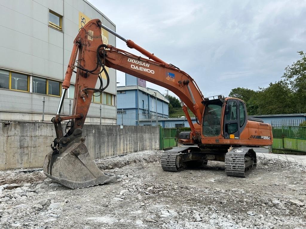 Doosan DX 255 LC Bandgrävare