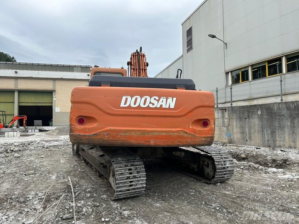 Doosan DX 255 LC Bandgrävare