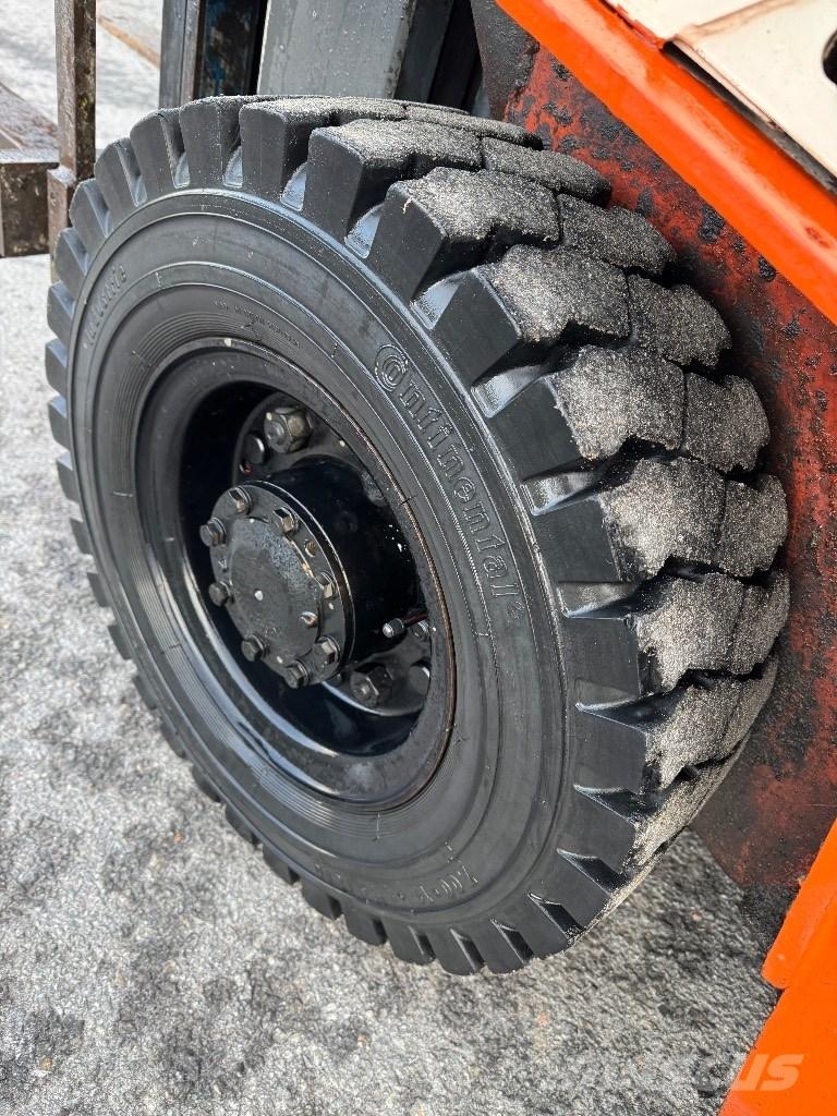 Nissan 25 Gasolmotviktstruckar