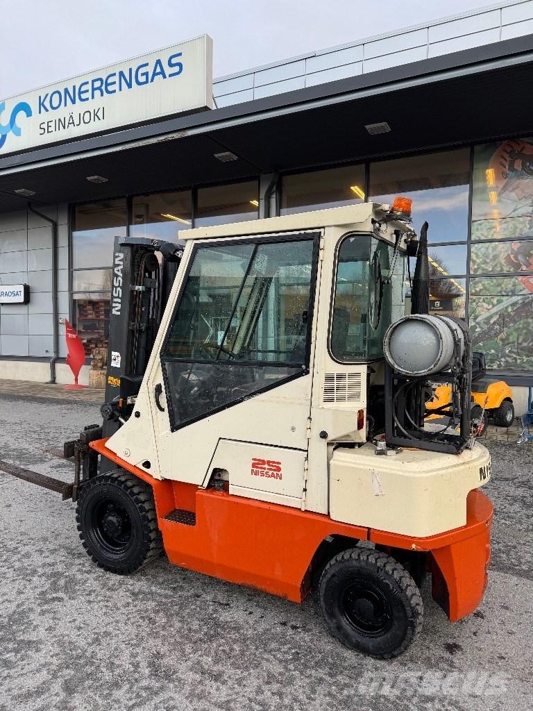Nissan 25 Gasolmotviktstruckar