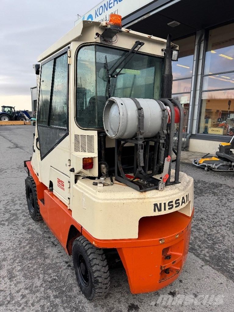 Nissan 25 Gasolmotviktstruckar