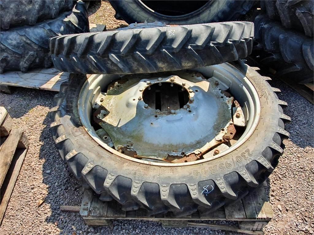 BKT 230/95R44 x2 Däck, hjul och fälgar