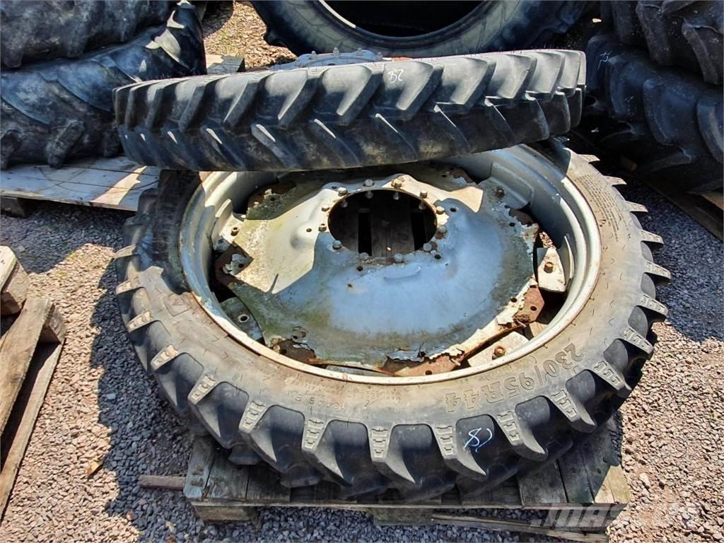 BKT 230/95R44 x2 Däck, hjul och fälgar