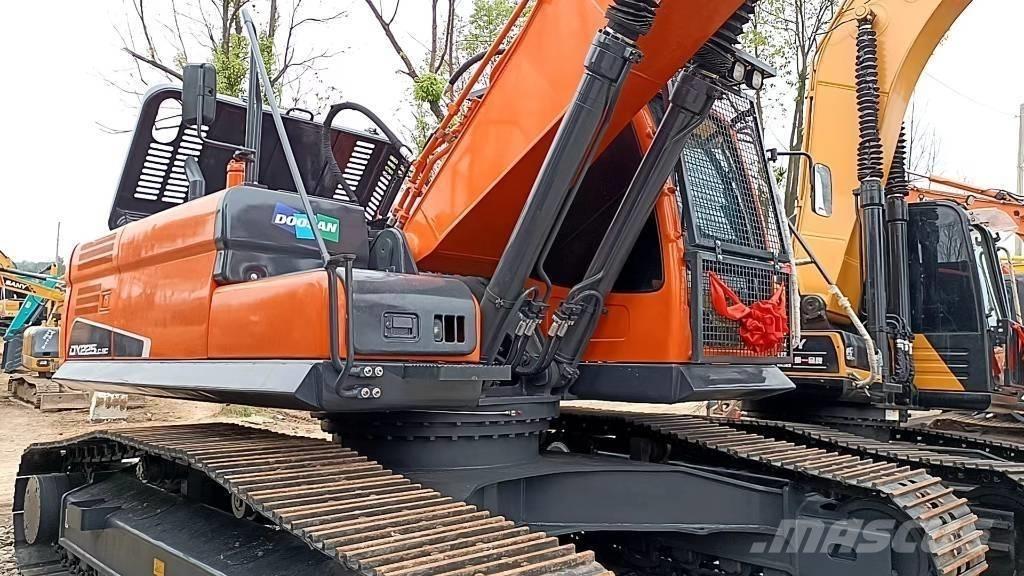 Doosan DX 225 LC Bandgrävare