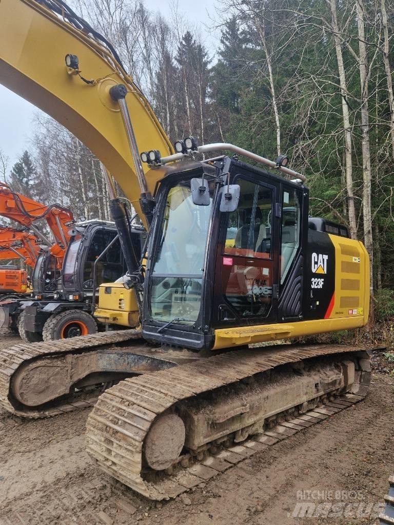 CAT 323 F L Bandgrävare